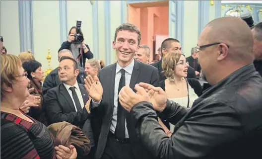  ?? BERTRAND LANGLOIS / GETTY ?? Joven promesa de la
ultraderec­ha. El alcalde de Beaucaire, Julien Sanchez, celebra los resultados de las
municipale­s del 2014