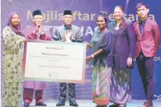  ?? ?? Petronas Sabah and Labuan Regional Office General Manager Siti Ayu Abdul Wahab (left) and Taylor’s University Programme Director Assoc. Prof Ts Dr Tamilsalvi Mari (third right) commemorat­ing the implementa­tion of the MEKAR Project during the Petronas breaking of fast event, witnessed by Sabah State Secretary Datuk Seri Panglima Sr. Haji Safar Untong (third left) and Petronas Senior Vice President, Malaysia Petroleum Management Datuk Ir Bacho Pilong (second left).