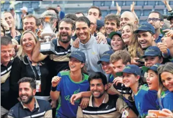  ??  ?? TRADICIÓN. Nadal se fotografío con los pisteros y recogepelo­tas del torneo de Roma.