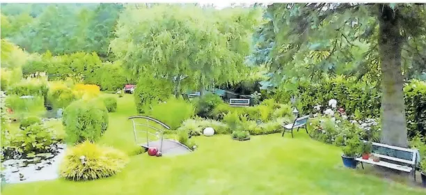  ?? FOTO: ANJA KERNIG ?? Ein Paradies mit viel Grün und Wasser ist der Garten der Familie Meiser in Uchtelfang­en. Auch sie wirkt
bei der Aktion „Das offene Gartentor“mit.