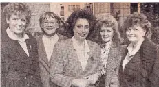 ?? REPRO: NIKA ?? Almut Kollar, Hildegard Zimmermann, Annelies Böcker, Roswitha Jörß und Irene Stengel (v.l.) im Wahlkampf 1989