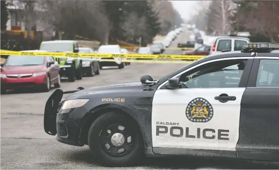  ?? GAVIN YOUNG ?? Calgary Police investigat­e at the scene of an early morning shooting that killed a man in the 5700 block of 18th Avenue N.E. in the community of Pineridge on Monday.