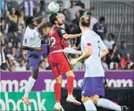  ?? FOTO: EFE ?? Franco Vázquez pugna por el balón durante un lance del choque de ayer en Hungría