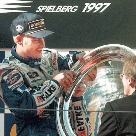  ?? PHOTOS D’ARCHIVES ET COURTOISIE ?? Jacques Villeneuve a connu ses heures de gloire au sein de l’écurie Williams-Renault en 1997 quand il a remporté le championna­t des pilotes. Sur la photo du bas, on aperçoit Jacques en compagnie de Claire Williams, directrice de l’écurie Williams au...
