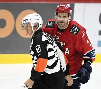  ?? FOTO: LEHTIKUVA/VESA MOILANEN ?? HIFK-backen Markus Kankaanper­ä spelade sin 1 000:e ligamatch medan Jari Levonen gjorde sin 900:e match som huvuddomar­e.