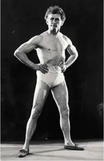  ??  ?? LEFT: The 55-year-old Bernarr Macfadden – bodybuilde­r, publisher and implacable foe of baldness – poses for the camera in 1923.