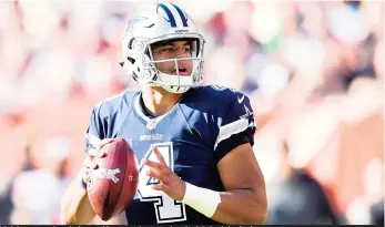  ?? / GETTY IMAGES ?? Dak Prescott ganó su séptimo partido consecutiv­o como el mariscal titular de los Cowboys.