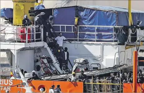  ?? EFE/Manuel Bruque ?? Llegada del Aquarius al puerto de Valencia, el pasado 17 de junio