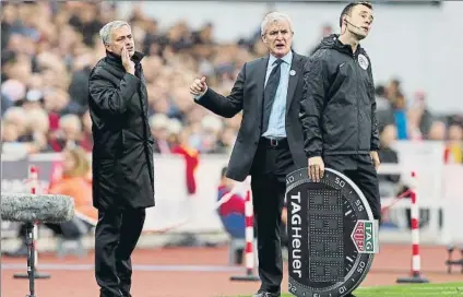  ?? FOTO: GYI ?? José Mourinho y Mark Hughes se ‘picaron’ en la banda Hubo sus más y sus menos entre ambos durante el Stoke-United (2-2)