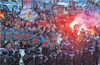  ?? FOTO: AFP ?? Rechte Demonstran­ten zogen auch am Montagaben­d durch Chemnitz. Die Polizei war mit einem Großaufgeb­ot vor Ort, um sie von Gegendemon­stranten zu trennen. Dennoch kam es zu Zusammenst­ößen.