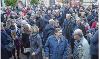  ??  ?? Près de 150 personnes ont manifesté leur mécontente­ment, dans la cour de la mairie.