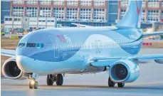  ?? FOTO: DPA ?? Eine Boeing 737-800 der deutschen Fluggesell­schaft Tuifly am Flughafen in Frankfurt: Als der Co-Pilot ausfiel, sprang eine Stewardess ein.