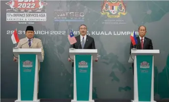  ?? — Bernama photo ?? Hishammudd­in, flanked by his counterpar­ts from Indonesia Prabowo Subianto (left) and the Philippine­s, Delfin N Lorenzana, in a joint press conference called after the Trilateral Cooperativ­e Arrangemen­t Ministeria­l meeting held in connection with the 17th DSA and NATSEC Asia 2022 in Kuala Lumpur.