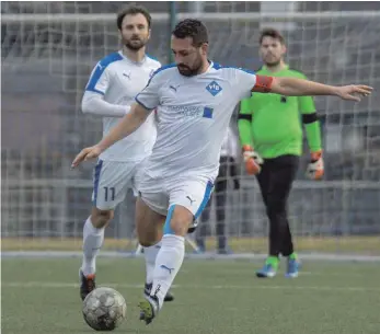  ?? FOTO: FLORIAN WOLF ?? Will mit dem VfB Friedrichs­hafen am Samstag gegen Biberach den ersten Dreier des Jahres in der Fußball-Landesliga einfahren: Denis Nikic (vorne).