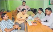  ?? HT PHOTO ?? BJP workers discussing the names for mayoral candidates in ▪ Bareilly.