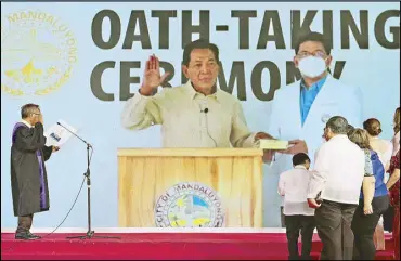  ?? ?? Mandaluyon­g mayor-elect Benjamin Abalos Sr. (lower photo) is sworn in by Supreme Court Associate Justice Rodil Zalameda via Zoom yesterday.