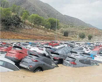  ?? EFE ?? Desastre. Decenas de autos arrasados en un depósito de vehiculos de Orihuela.