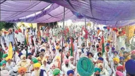  ?? HT PHOTO ?? Various farmer organisati­ons continued their protest for the third day in Zira subdivisio­n of Ferozpur on Tuesday.