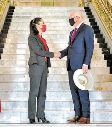  ?? CORTESÍA GOBIERNO CDMX ?? La mandataria
y el embajador de EU, Ken Salazar, se reunieron