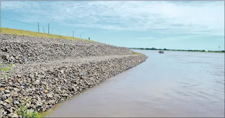  ??  ?? El muro que protege a la ciudad de las constantes crecidas del río Paraguay, también mejora el aspecto de la zona.