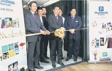  ??  ?? Azmin (centre) is seen launching the Photo Studio withessed by honoured guests.