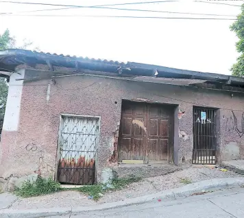  ?? FOTO: DAVID ROMERO ?? Las paredes y techo del antiguo hogar se encuentran a punto de ceder. Los pobladores solicitan a las autoridade­s de la Alcaldía Municipal intervenir la propiedad.