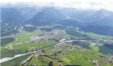  ?? FOTOS (2): VFS ?? Der Ausblick aus einem Segelflugz­eug, das über Reutte kreist. Bei bestem Wetter genossen die VfS-Mitglieder ihr Ferienlage­r.