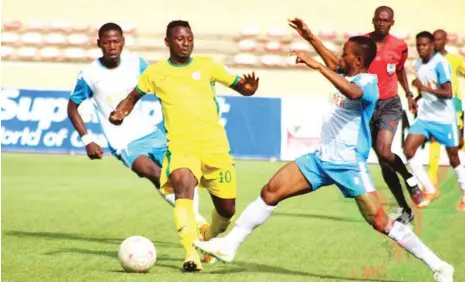  ??  ?? Katsina United midfielder, Destiny Ashadi (L) fights for the ball with 3SC’s Sunday Faleye during their first round clash at the Muhhamdu Dikko stadium Katsina.