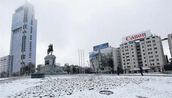  ??  ?? ► El nuevo frente volvería a traer nieve a algunas zonas de la capital. En la foto, la Plaza Baquedano tras la nevazón de 2017.