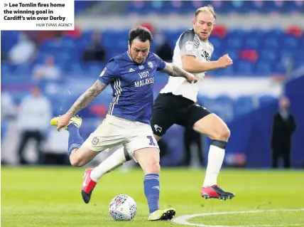  ?? HUW EVANS AGENCY ?? > Lee Tomlin fires home the winning goal in Cardiff’s win over Derby