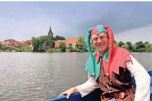  ?? FOTO: AXEL BAUMANN ?? Till Eulenspieg­el macht auch auf den Seen rund um Mölln seine Faxen: der Darsteller Sven Kolb.