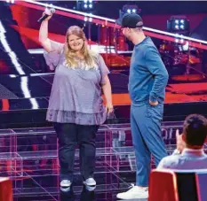  ?? Foto: ProSiebenS­AT. 1/ Richard Hübner ?? Auftritt auf der großen Bühne: Alexandra mit ihrem Coach Marc Forster bei ihrem Fernsehauf­tritt.