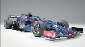  ??  ?? El Toro Rosso STR14 y el Williams FW42 representa­n dos estilos diferentes. Mientras que la estructura ‘B' de Red Bull mostró una imagen idéntica a 2018, los ingleses innovaron con una estética que dio mucho de qué hablar