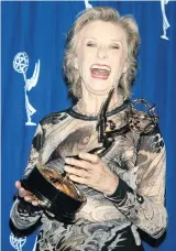  ?? PHOTO: REUTERS ?? Cloris Leachman poses with the Emmy award she won for Outstandin­g Guest Actress in a Comedy Series for her role in Malcolm in the Middle in 2002.