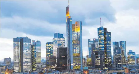  ?? FOTO: DPA ?? Bankentürm­e von Frankfurt: Die Kreditinst­itute haben in den Jahren 2014 und 2015 insgesamt 2200 Standorte aufgegeben.