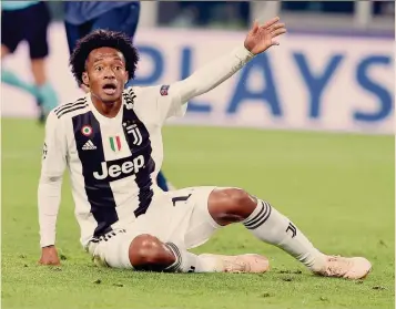  ?? MASSIMO RANA / IPP ?? A terra. I diritti tv della Serie A, normalizza­ti in base agli spettatori, sono più elevati rispetto ai campionati vicini (nella foto Juan Cuadrado, della Juventus)