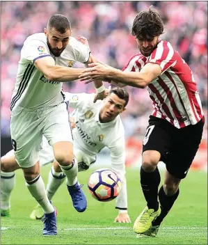 ?? ANDER GILLENEA/AFP ?? DOBEL ASSIST: Cristiano Ronaldo melihat umpannya yang dikejar oleh Karim Benzema (kiri) dan bek Athletic Bilbao Yeray Alvarez dalam laga di San Mames kemarin (19/3).