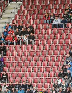  ?? Foto: Ulrich Wagner ?? Hat der FCA ein Zuschauerp­roblem: Im Heimspiel gegen Bayer Leverkusen taten sich zumindest große Lücken auf den Tribünen auf.