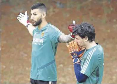  ?? JAIME GALINDO ?? Álvaro Ratón y Cristian Álvarez realizan ejercicios durante un entrenamie­nto.