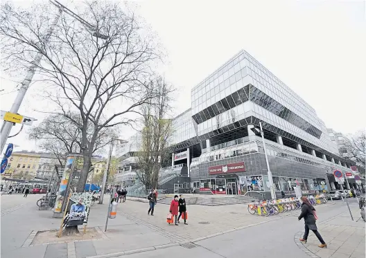  ?? Clemens FŻãry ?? Der Glaspalast über dem Bahnhof wurde verkauft.