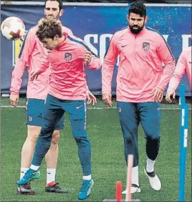  ?? FOTO: EFE ?? Griezmann y Costa, delantera del Atlético ante el Sporting