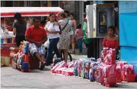  ?? CORTESÍA ?? Abunda la venta de mochilas y otros productos en banquetas.