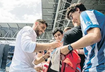  ?? ?? David López signant autògrafs als aficionats en el seu comiat ahir al RCDE Stadium César Rangel