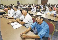  ??  ?? Asistentes en espera de la buena noticia de mención de los finalistas de los premios.