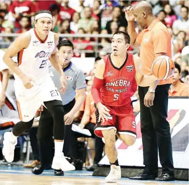  ??  ?? Meralco Bolts coach Norman Black, right, is a picture of frustratio­n after Barangay Ginebra San Miguel playmaker LA Tenorio, center, swipes the ball from behind Reynel Hugnatan, left, and ignites a Kings fast break in Game 5 of the PBA Govenors’ Cup...