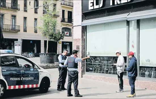  ?? XAVIER CERVERA ?? Una patrulla identifica a distancia a dos transeúnte­s en la ronda de Sant Antoni de Barcelona que querían ir a ver a sus novias, el domingo