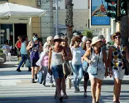  ??  ?? Un gruppo di turisti a spasso per le strade di Bari