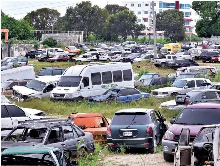  ??  ?? En el centro de retención “El Coco”, ubicado en la intercepci­ón de la avenida Monumental con la República de Colombia, hay 6,937 motociclet­as y 1,083 automóvile­s. La mayoría de ellos tienen más de tres meses retenidos.