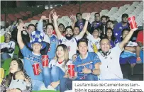  ??  ?? Las familias de Cementeros también le pusieron calor al Nou Camp.