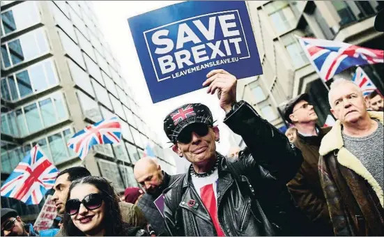  ?? CHRIS J. RATCLIFFE / GETTY ?? Un aspecto de la manifestac­ión por un Brexit sin descafeina­r, que tenía el apoyo del UKIP, ayer en Londres